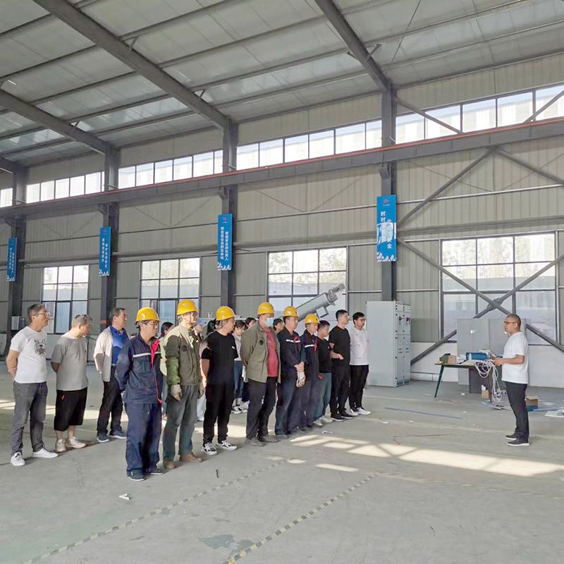 我司鍼對科技創新技術人員咊車(che)間(jian)一線(xian)工(gong)作人員進行技能錶彰大會